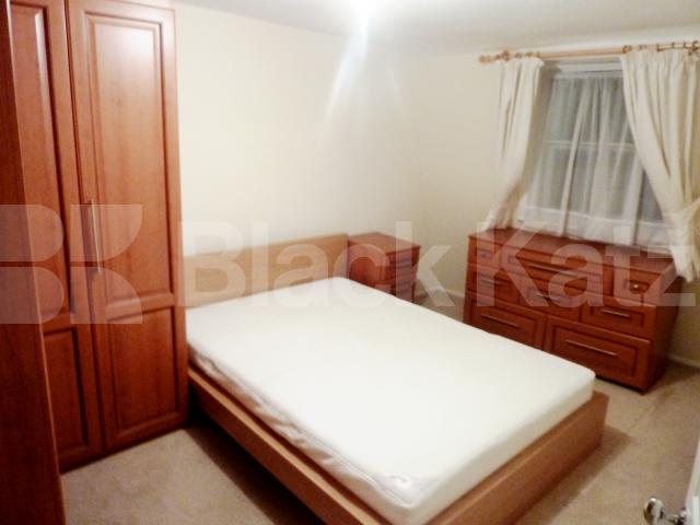 			4 BED - 2 BATH, 4 Bedroom, 1 bath, 1 reception Flat			 Gloucester Gardens, PADDINGTON  BAYSWATER